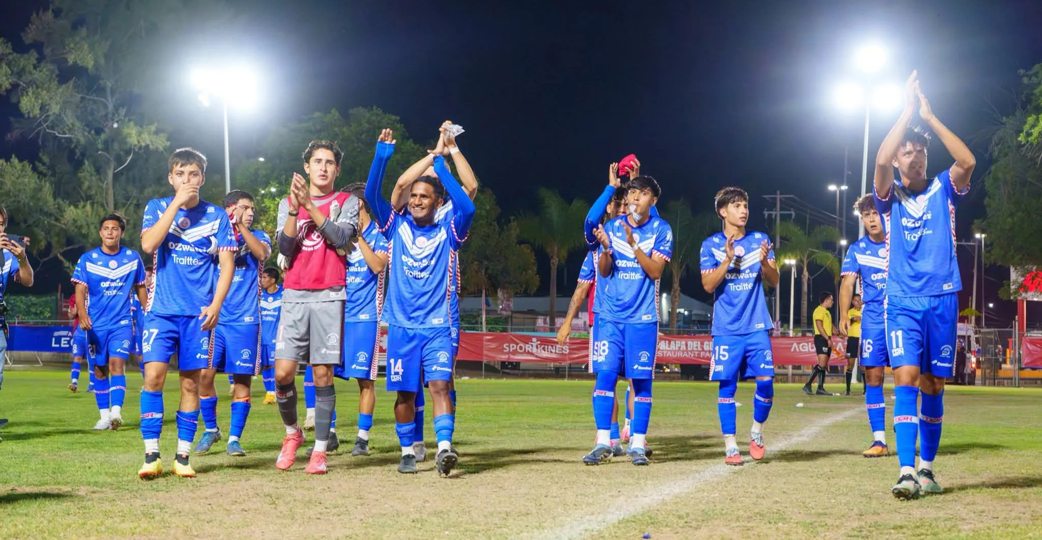 Jugadores de Charales celebrando el triunfo en casa ante H2O Purépechas, en el partido de vuelta de los dieciseisavos de final. Foto: Cortesía.
