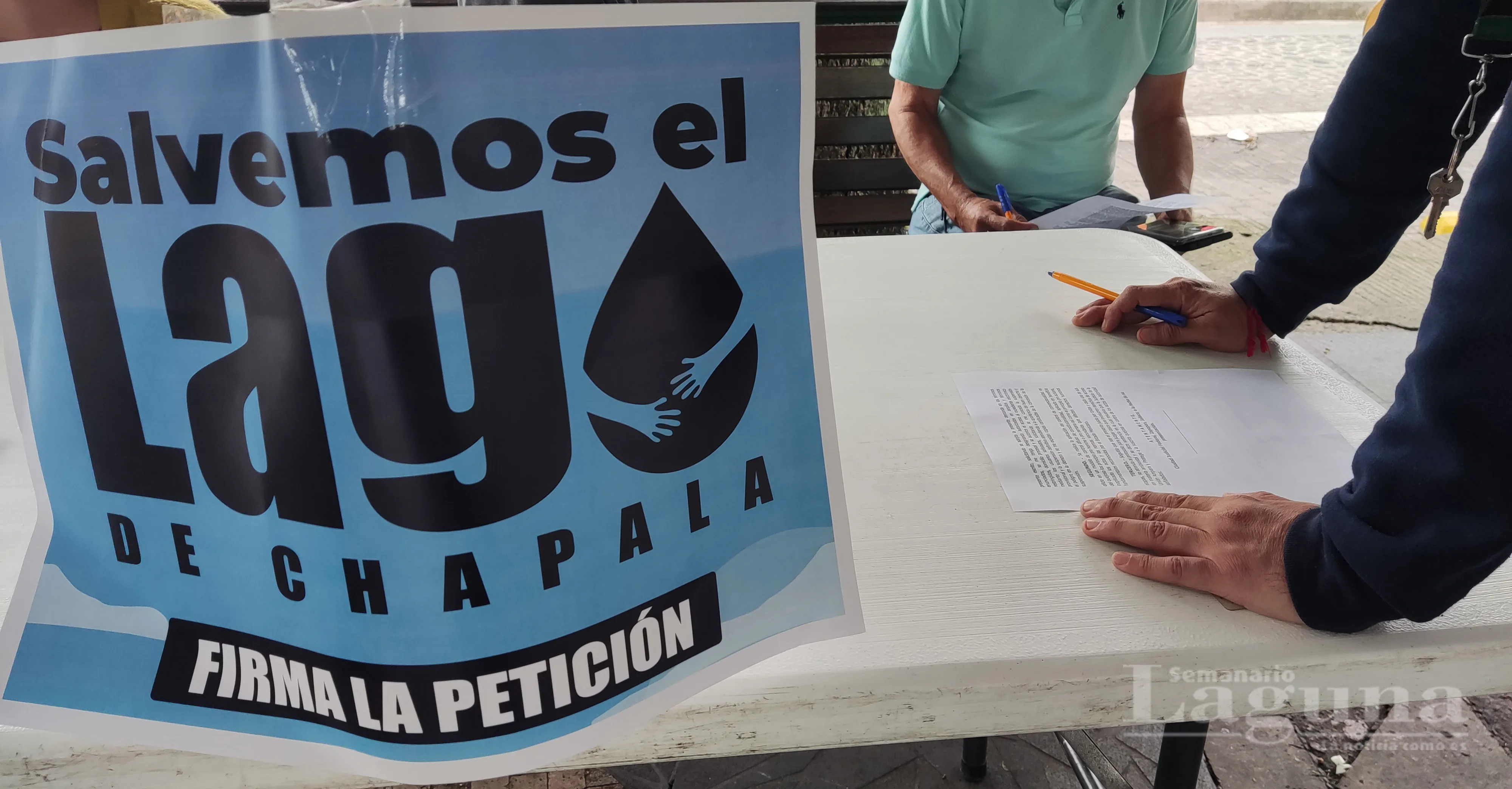 Ciudadanos de Ajijic instalan una mesa en la plaza principal para recolectar firmas en contra del Acueducto Solís-León. Foto: Laguna.