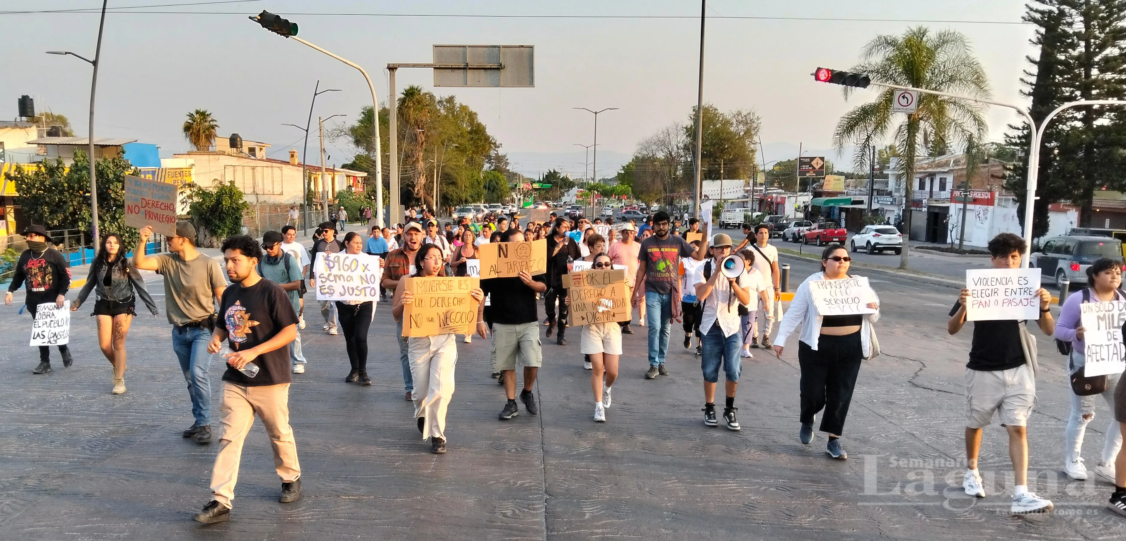 Manifestantes avanzan por la AV.  Francisco I. Madero hacia los arcos de ingreso a Chapala, en rechazo al incremento de las tarifas del transporte. Foto: Armando Esquivel.