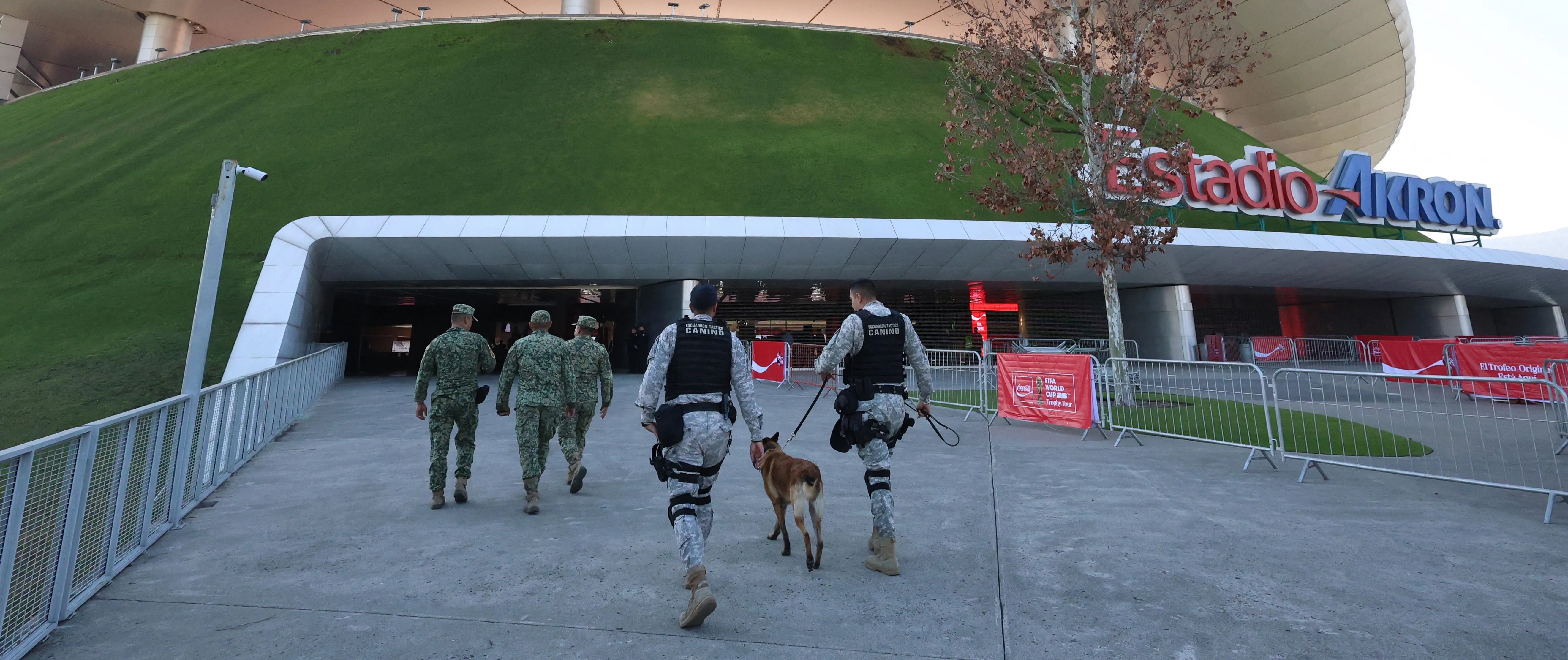 Personal de seguridad en las inmediaciones del Estadio Akron, sede de cuatro encuentros de la fase de grupos del Mundial 2026 en Jalisco. Foto: Cortesía.