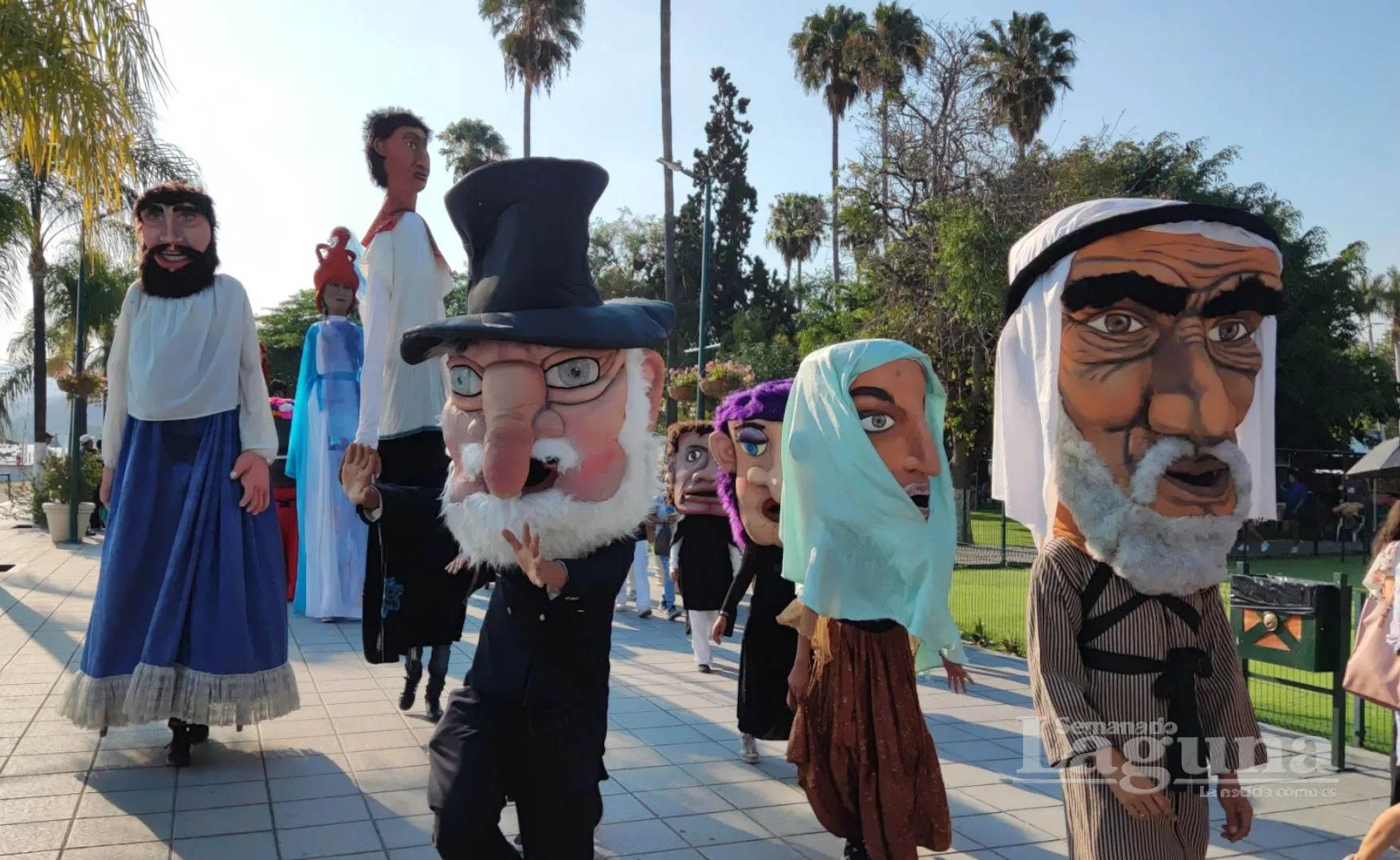 La inauguración en Chapala contó con un desfile de la plaza al malecón, con la alegría del Convite de los Famosos Enanos (en la foto), además de una batucada. Foto: D. Arturo Ortega.