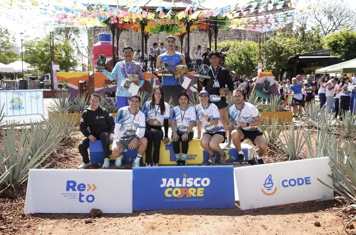 Podio de los 5 km varonil: Luis Alberto Rodríguez (1.°, centro), Saúl Montes (2.°, izquierda), ambos de Atotonilco el Alto, y el integrante del Club Cazadores de San Juan Cosalá, Carlos Vázquez  (3.°, derecha).