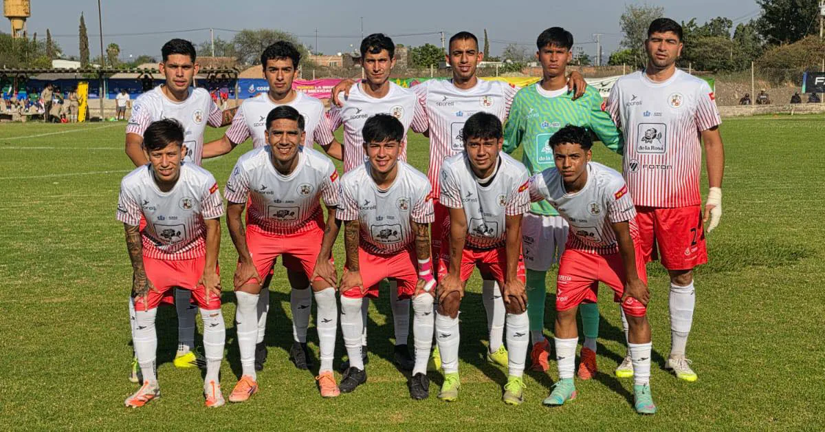 Integrantes de la selección de Ixtlahuacán de los Membrillos posan para la lente antes de iniciar el duelo de ida de cuartos de final, donde comenzaron a labrar su camino hacia las semifinales del torneo.