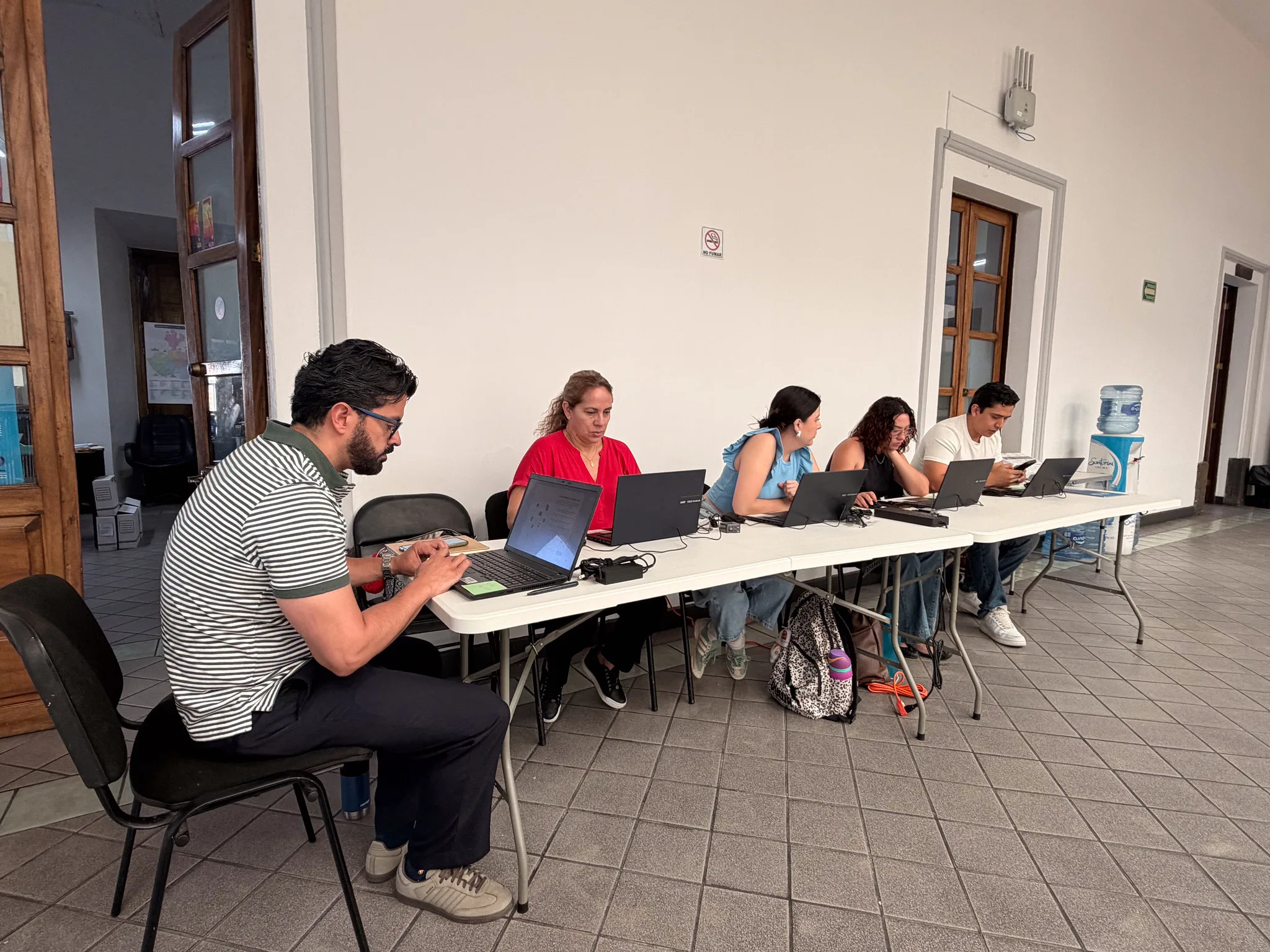 Personal del Gobierno de Jalisco brinda atención en uno de los módulos de registro para el programa “Mi Primera Renta”.  Foto: Cortesía.