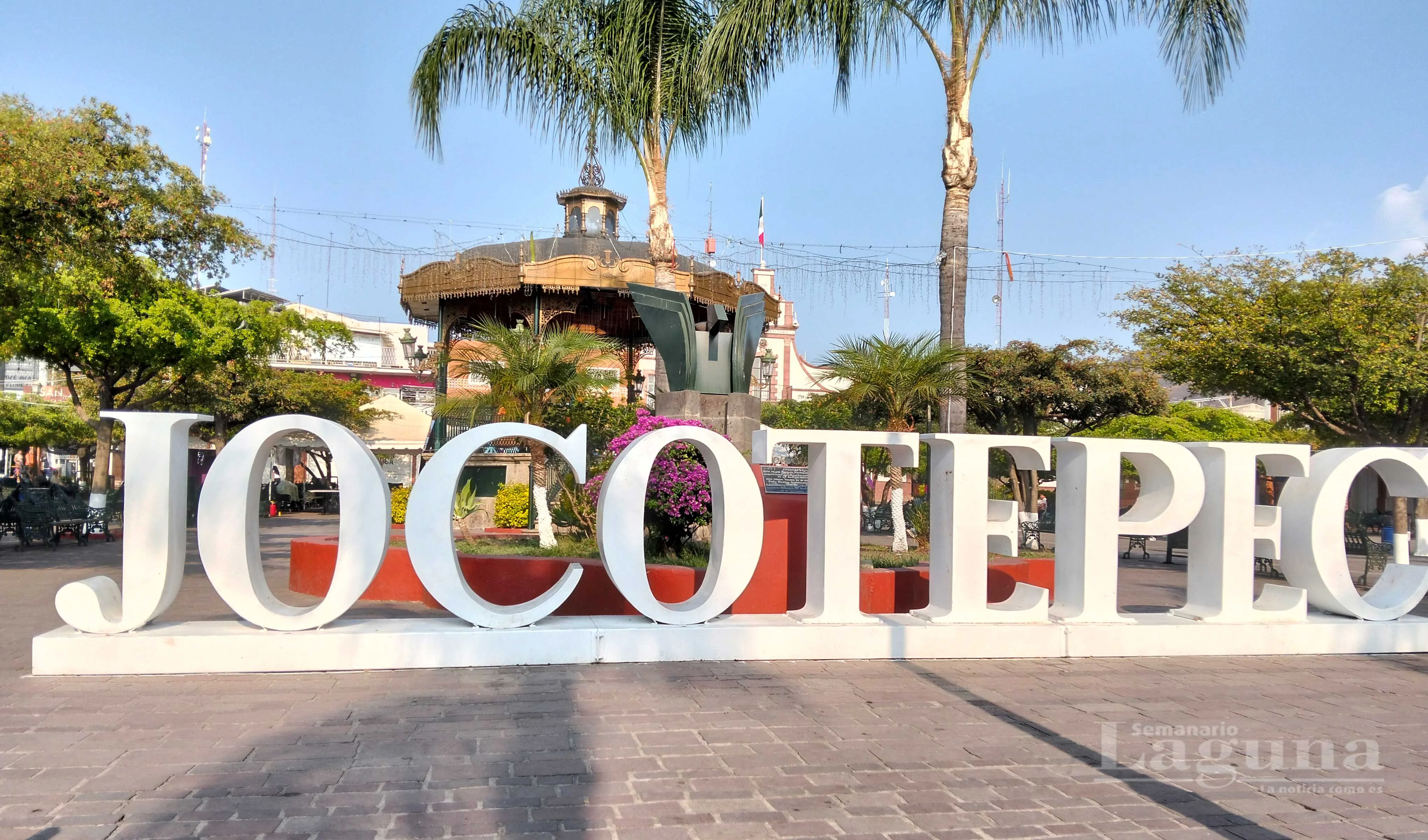 Plaza de Jocotepec con sus letras de identidad y el quisco en el fondo. Foto: Armando Esquivel.