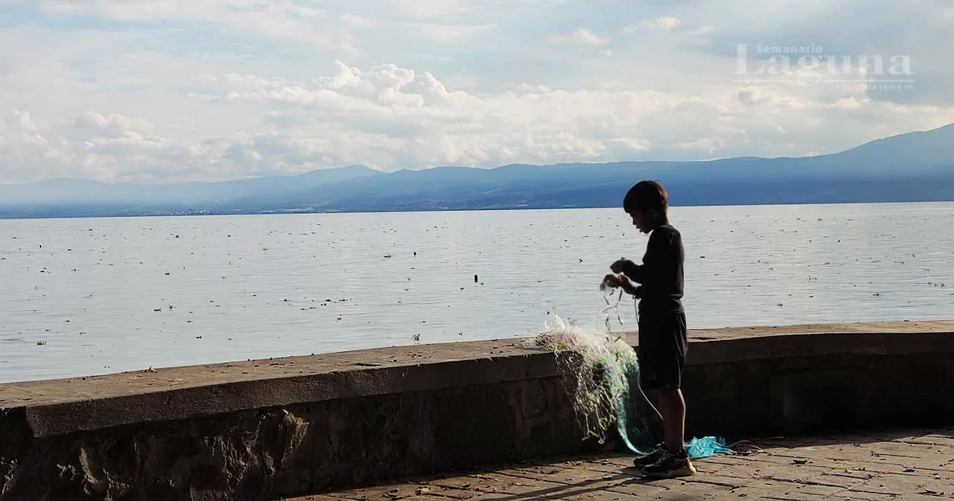 Un menor pesca en el Lago de Chapala. Tras la consulta de SIPINNA, se busca garantizar el desarrollo infantil en sus comunidades. Foto: Arturo Ortega.
