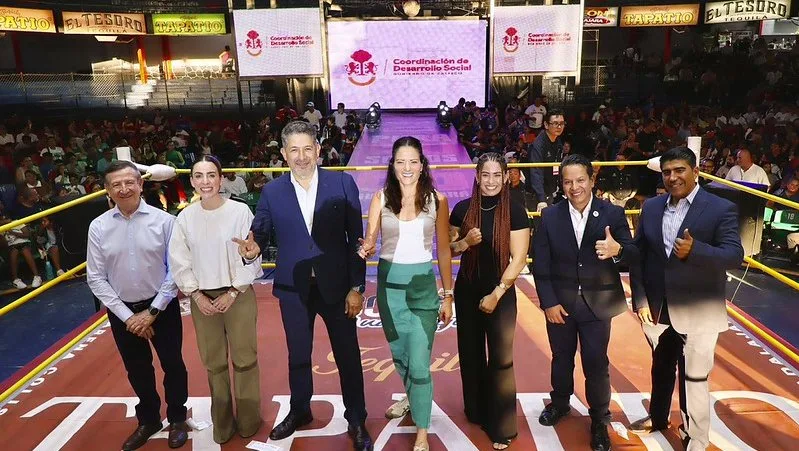 El secretario de Educación, Juan Carlos Flores Miramontes, encabezó el protocolo de apertura de la competencia estatal. Foto: Gobierno de Jalisco.