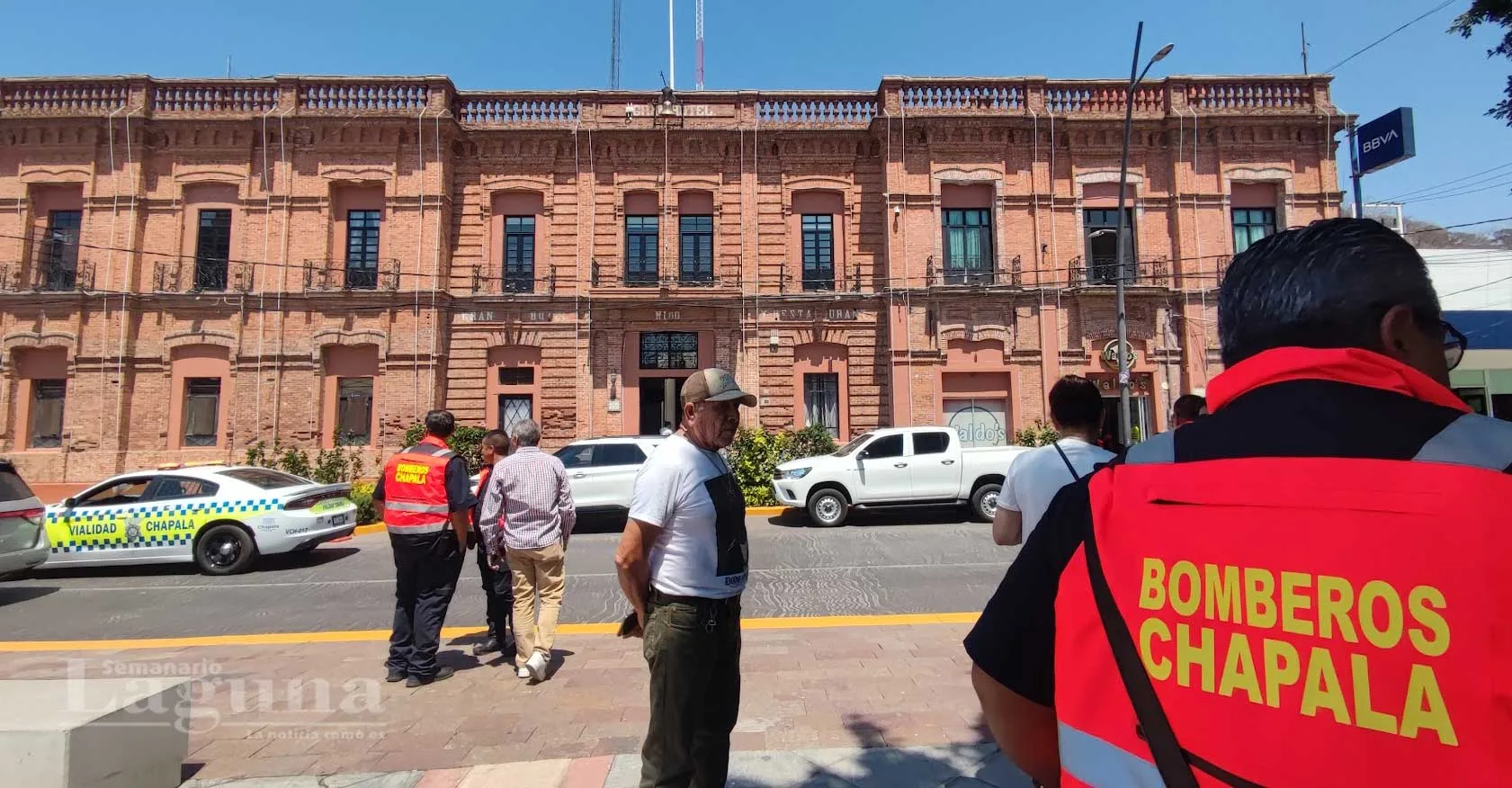 Personal del Ayuntamiento de Chapala durante el desalojo del Palacio Municipal durante el Simulacro Nacional 2026. Foto: Arturo Ortega.