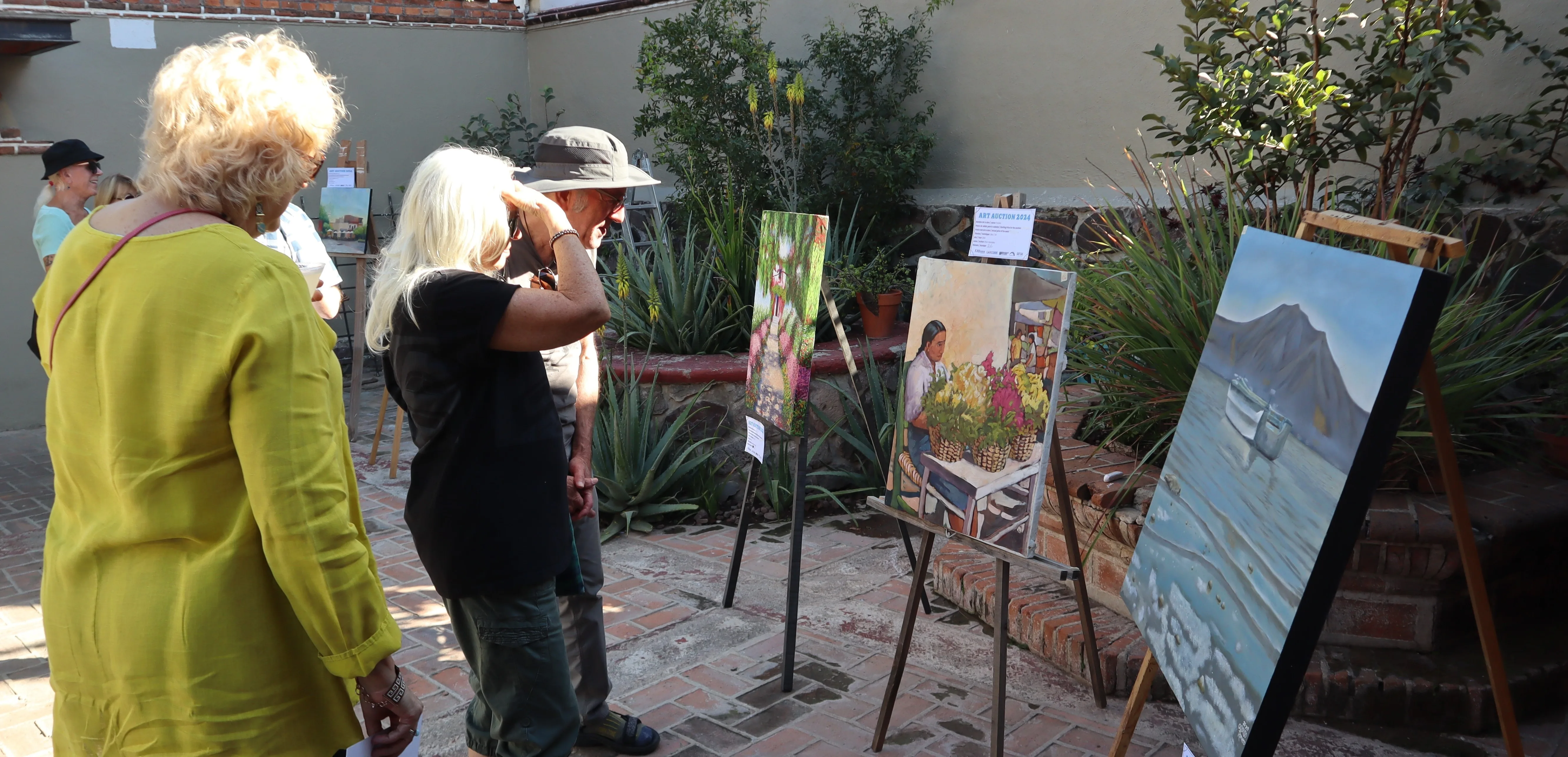 Personas observan obras de arte local durante la Subasta Anual de Semanario Laguna 2024. Foto: Archivo