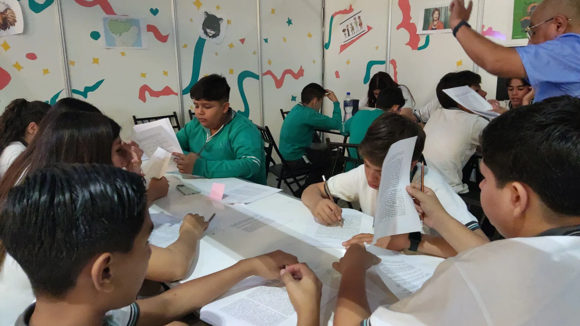 Estudiantes de una escuela en Jocotepec realizan la lectura de ensayos contenidos en un libro. Foto: Domingo Márquez.