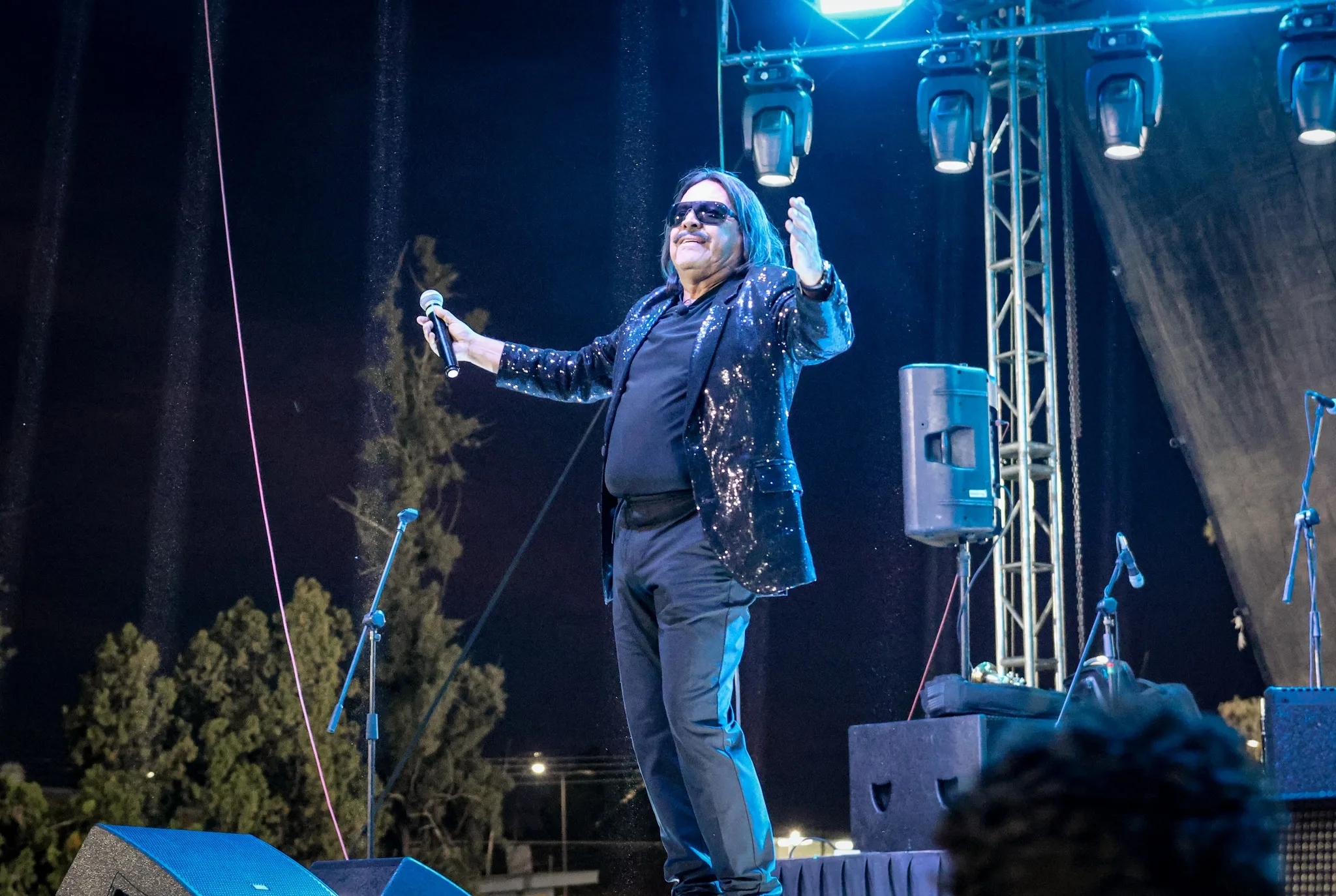 Durante el festejo del 2025 en Chapala, "El Chistero" presentó un espectáculo que combinó humor cotidiano e imitaciones de Diego Verdaguer ante una audiencia de aproximadamente dos mil madres de familia