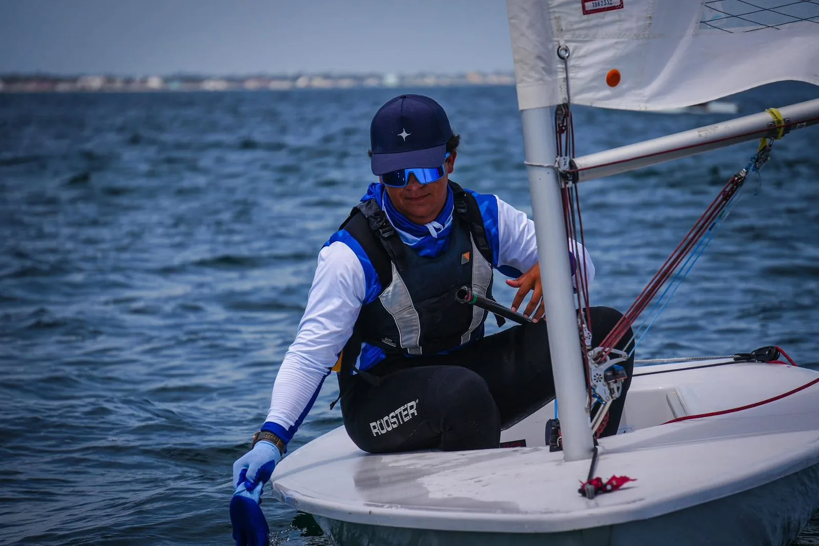 El velerista ajijiteco Emiliano Villaseñor Gutiérrez durante su participación en la Olimpiada Nacional CONADE 2026; obtuvo la medalla de bronce. Foto: Cortesía.