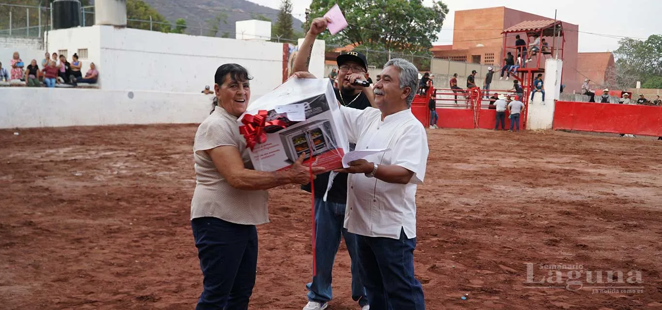“Nunca he ganado nada en mi vida”, señaló una madre de familia mientras recibía un premio de manos del encargado de despacho de la delegación de Ajijic, Jesús Escamilla.