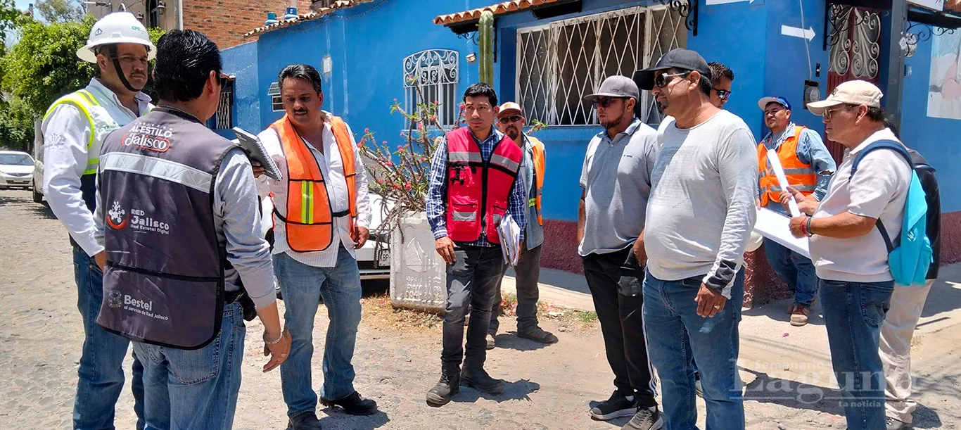 Representantes de la CFE y empresas de telefonía afinan detalles el pasado 6 de mayo en la calle Ramón Corona, punto de inicio de la primera etapa del cableado subterráneo en Ajijic.