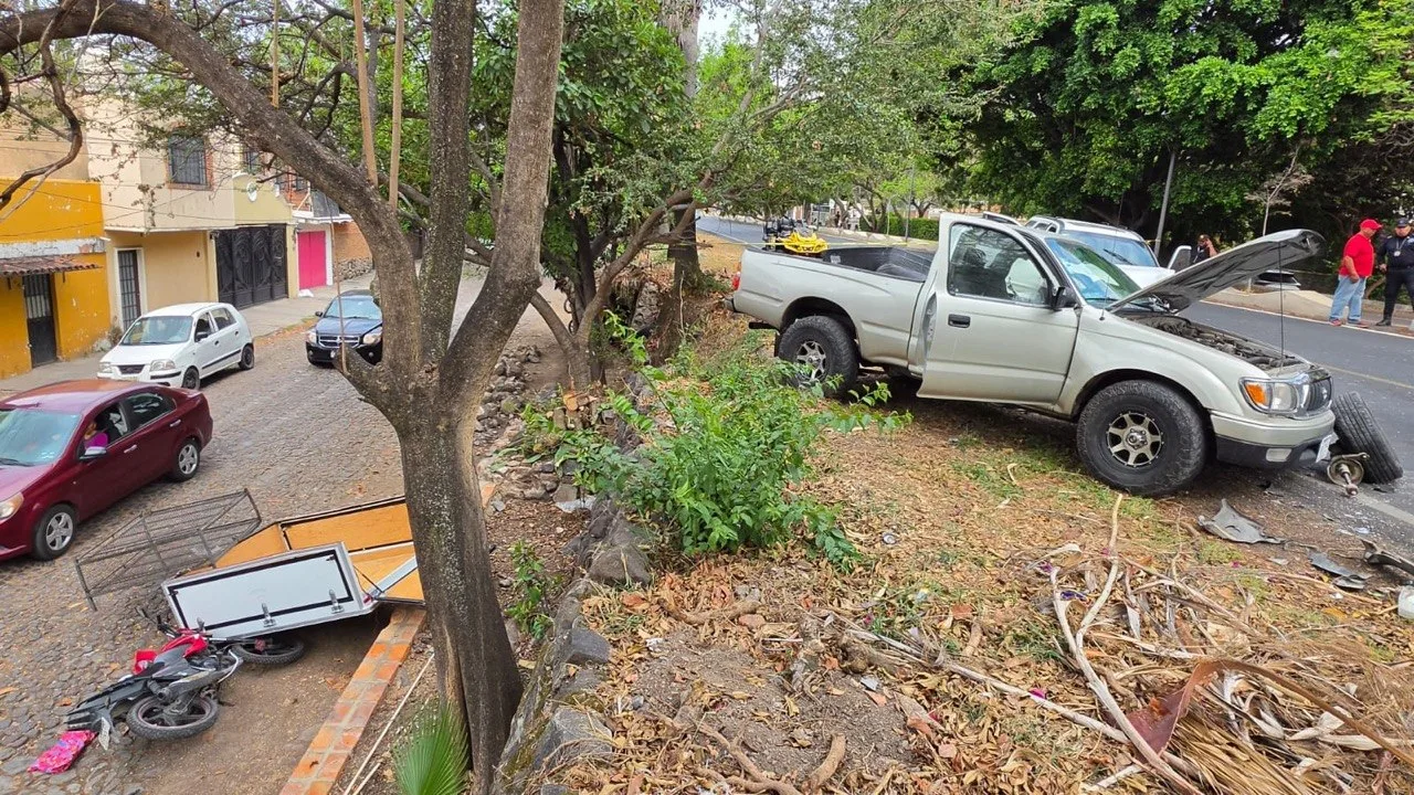 La camioneta Toyota involucrada en el choque múltiple. Debido al peritaje, la circulación en la zona de Ajijic se vio interrumpida de manera parcial. Foto: Cortesía.