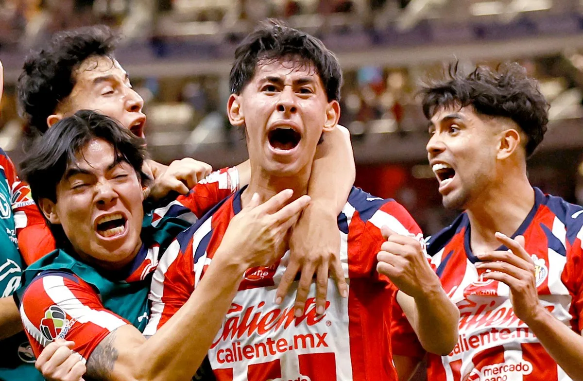 Jugadores de las Chivas festejan el triunfo ante Tigres el pasado 9 de mayo, tras el doblete de Santiago Sandoval que aseguró su pase a semifinales. Foto: AFP.