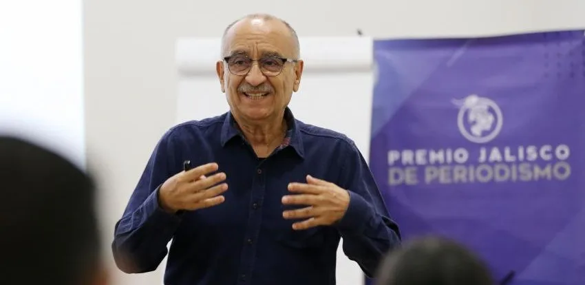 El periodista y académico Sergio René de Dios Corona durante una charla. Foto: Cortesía.