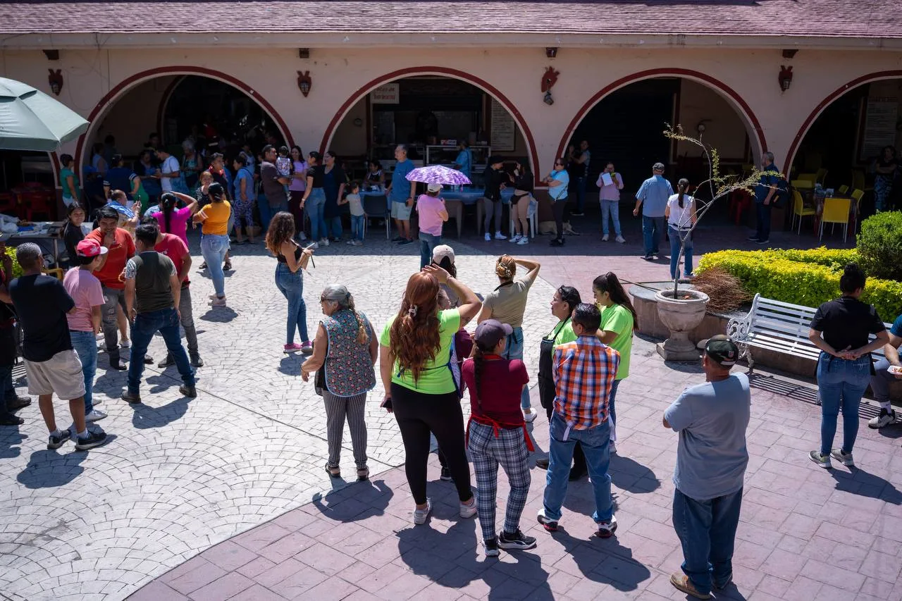 Comerciantes y visitantes del mercado municipal participan por primera vez en el simulacro preventivo, logrando un tiempo de evacuación de cinco minutos. Foto: Cortesía.