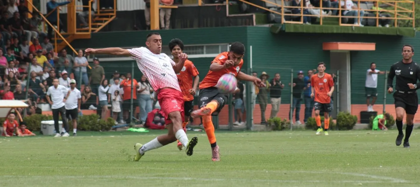 Un jugador de Ixtlahuacán de los Membrillos con otro de Tlajomulco durante el encuentro disputado el sábado nueve de mayo. Foto: Cortesía.