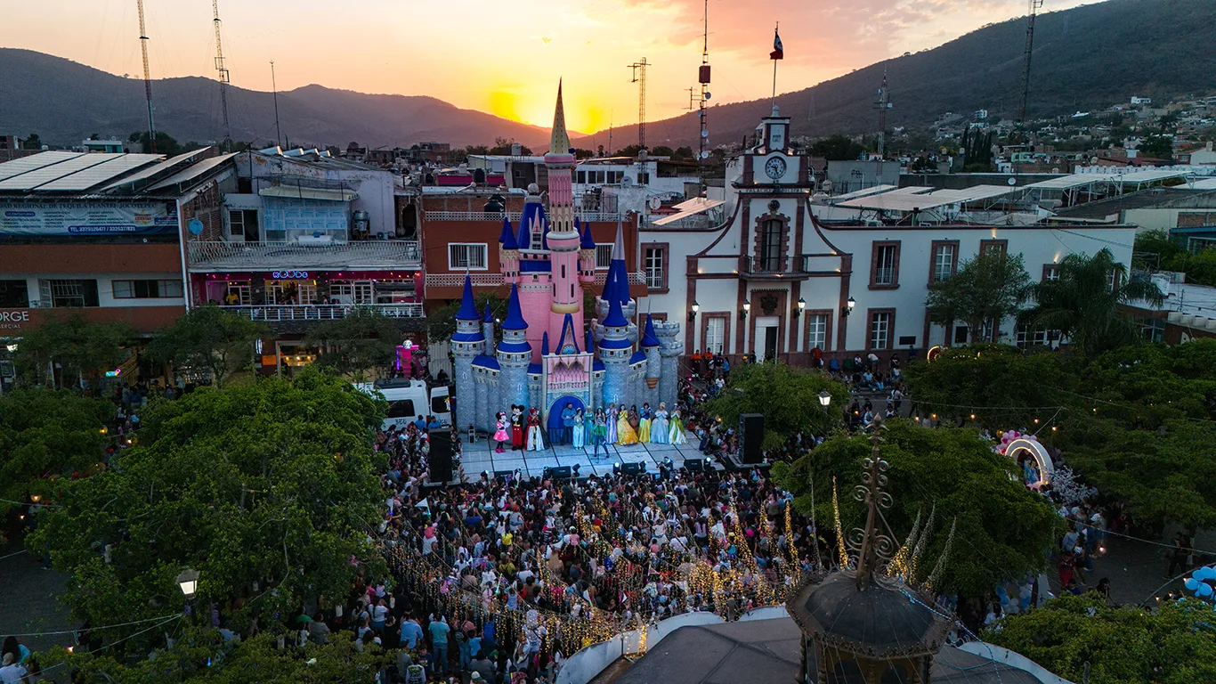 Bajo la temática de “Mundo Disney”, miles de familias disfrutaron de la presentación de “Las Guerreras K-Pop”, juegos mecánicos gratuitos y la entrega de más de dos mil bolos y pelotas. Foto: Cortesía.