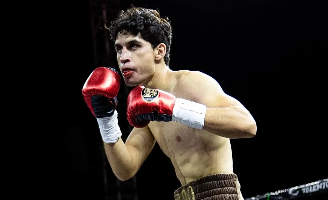 El boxeador Hugo “Charro” Pérez se llevó la victoria por decisión unánime ante su gente en Jocotepec. Foto: Cortesía.