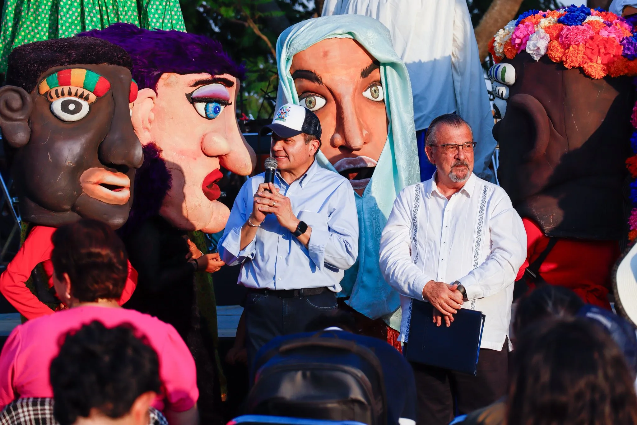 El alcalde Alejandro Aguirre y el secretario de Cultura de Jalisco, Luis Gerardo Ascencio Rubio, encabezan la inauguración del festival en el Parque de la Cristianía. Foto: Gobierno de Chapala.