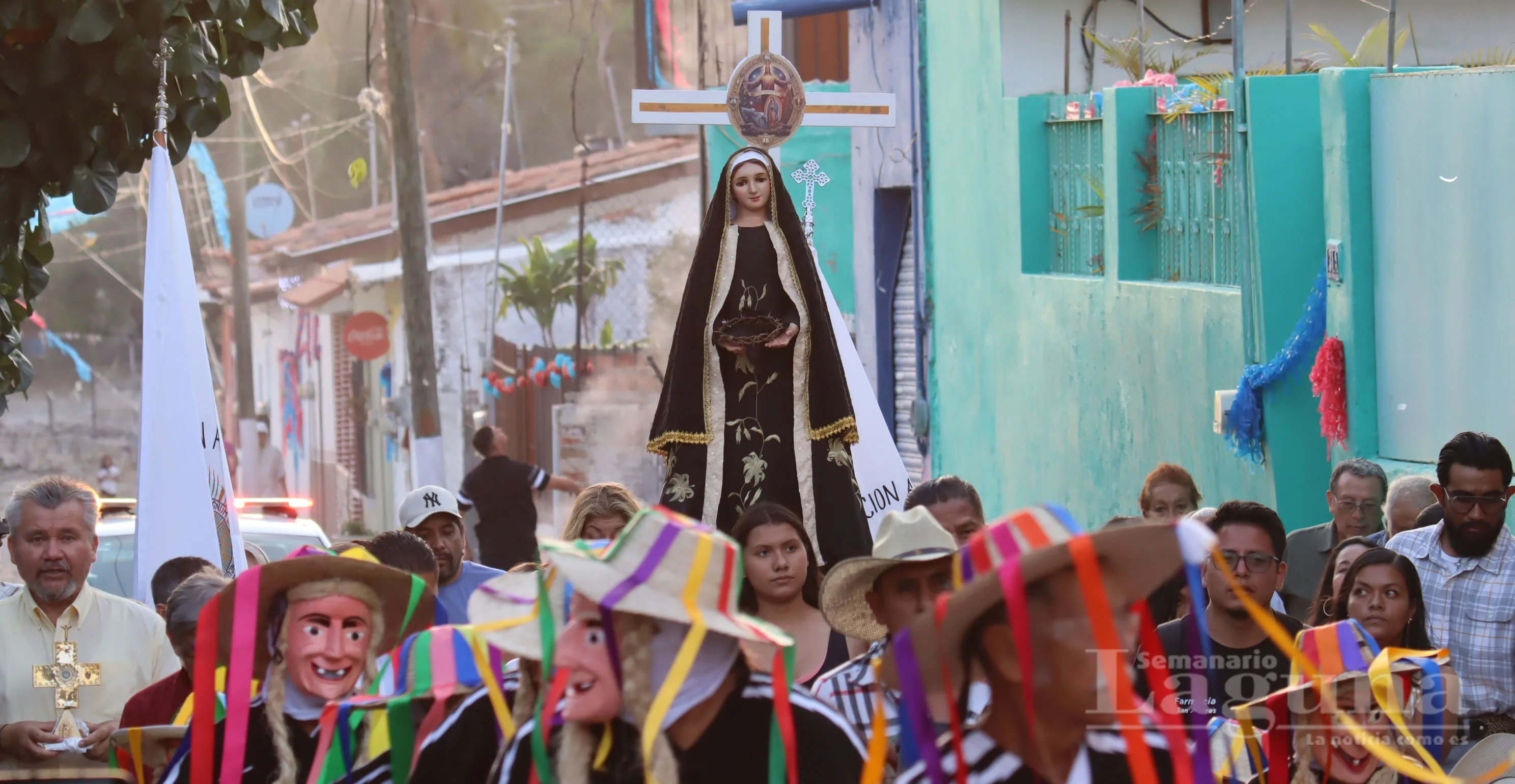 Fieles acompañan la procesión con la imagen de la Virgen Dolorosa y las reliquias de la Santa Cruz durante los festejos parroquiales. Foto: D. Arturo Ortega.