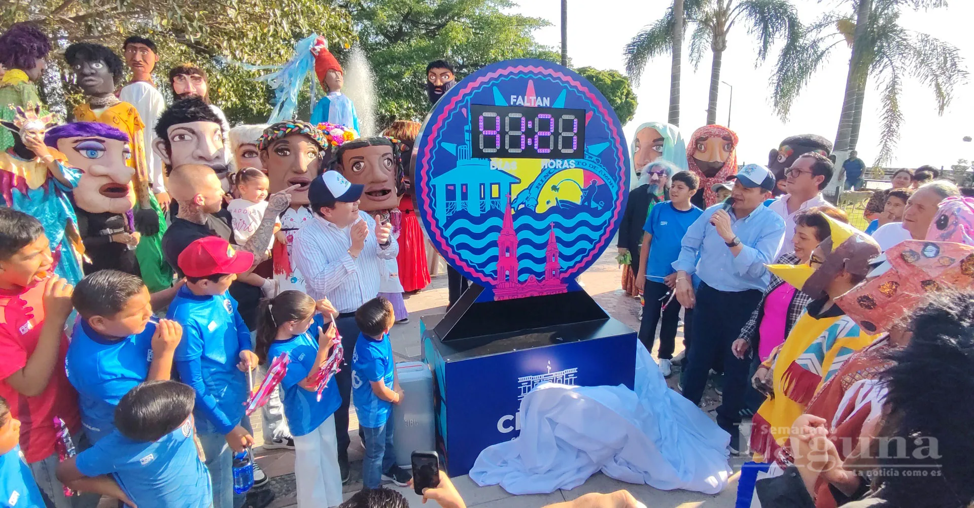El alcalde de Chapala, Alejandro Aguirre, encabeza la develación del reloj que marca la cuenta regresiva para el arranque del Mundial el 11 de junio. Foto: D. Arturo Ortega.