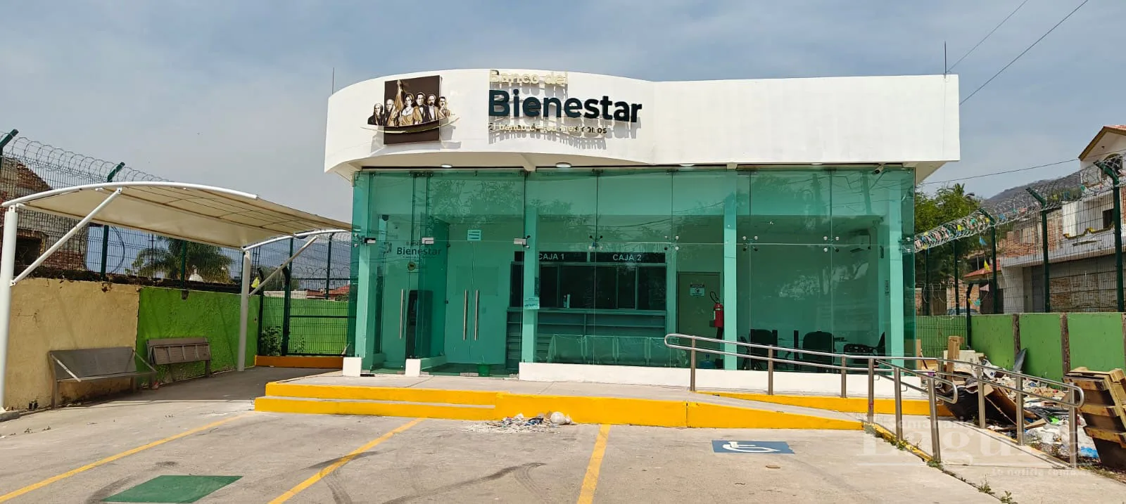 Fachada de la sucursal del Banco del Bienestar en Jocotepec, la cual luce con cristales reparados tras los daños sufridos en febrero pasado; el inmueble permanece fuera de servicio. Foto: Roberto Sevilla.