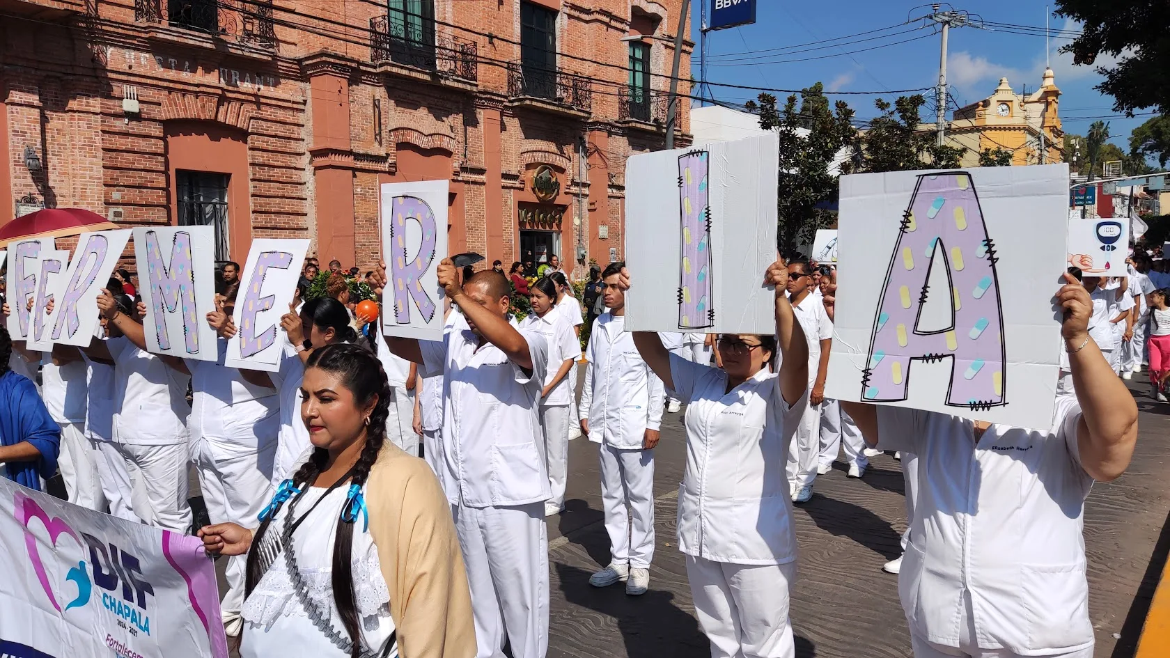 Personal de enfermería desfila por las calles de Chapala durante la conmemoración de la Revolución Mexicana. Foto: Cortesía.
