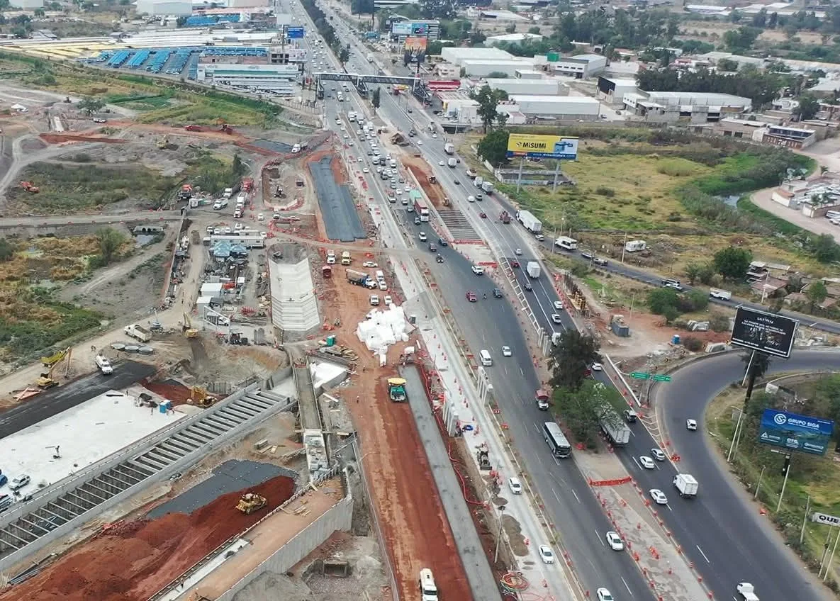 Vista aérea de las obras de modernización en la carretera Guadalajara-Chapala, donde el Grupo Aeroportuario del Pacífico (GAP) realiza el montaje de la estructura del nuevo acceso vial al Aeropuerto Internacional de Guadalajara. Foto: Cortesía.