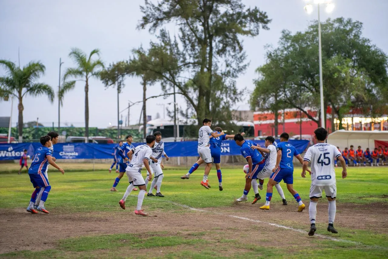 Jugadores de los Charales de Chapala y Saltillo Soccer FC disputan el balón durante el partido de ida de las semifinales de la Zona B en la Liga TDP. Foto: Cortesía.