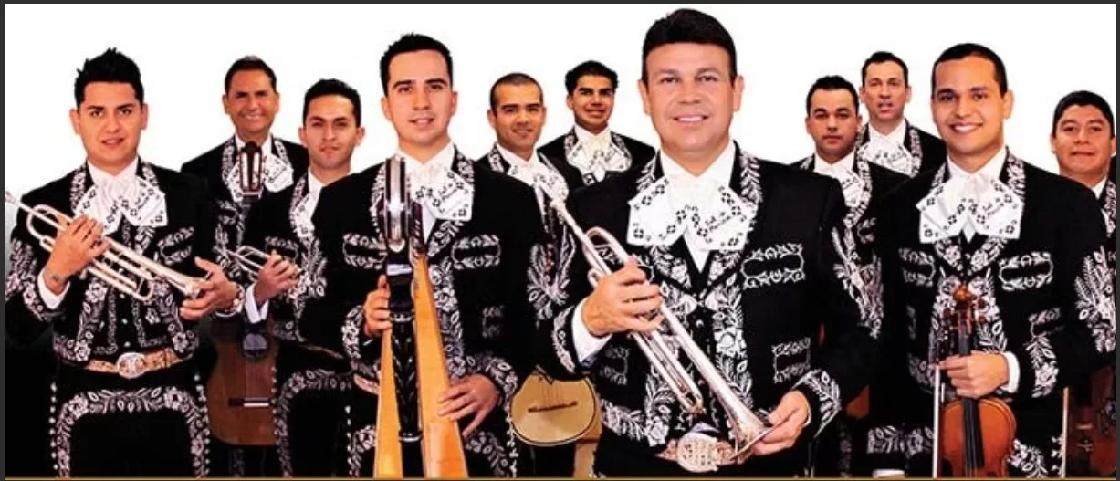 Integrantes de la reconocida agrupación Mariachi Sol de México, fundada por el maestro José Hernández (al centro), quienes continúan llevando la excelencia de la música tradicional mexicana a los escenarios internacionales. Foto: Cortesía.