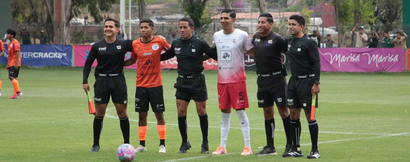 Protocolo inicial en la Unidad Deportiva Mariano Otero en Ixtlahuacán: árbitros y jugadores de Tlajomulco e Ixtlahuacán de los Membrillos antes de las semifinales de ida de la Copa Jalisco. Ixtlahuacán logró imponerse en casa con un marcador de 2-0.
