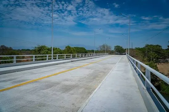 Aspecto del nuevo puente La Desembocada en Puerto Vallarta, el cual quedó reabierto a la circulación vehicular tras concluir los trabajos de reconstrucción. Foto: Cortesía.