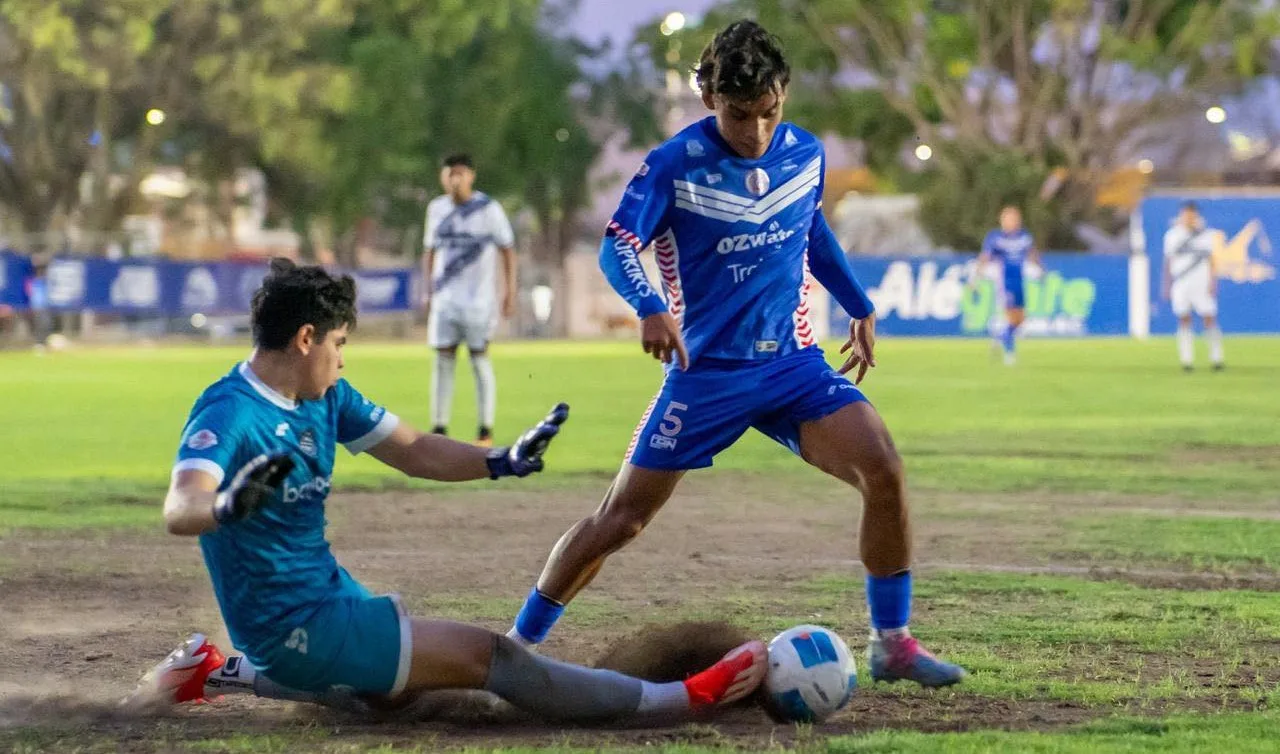El guardameta del Saltillo Soccer FC desvía el esférico tras el remate a puerta ejecutado por el jugador de Charales de Chapala. El encuentro fue disputado el miércoles 13 de mayo por la noche en el campo municipal "Juan Rayo" de Chapala.
