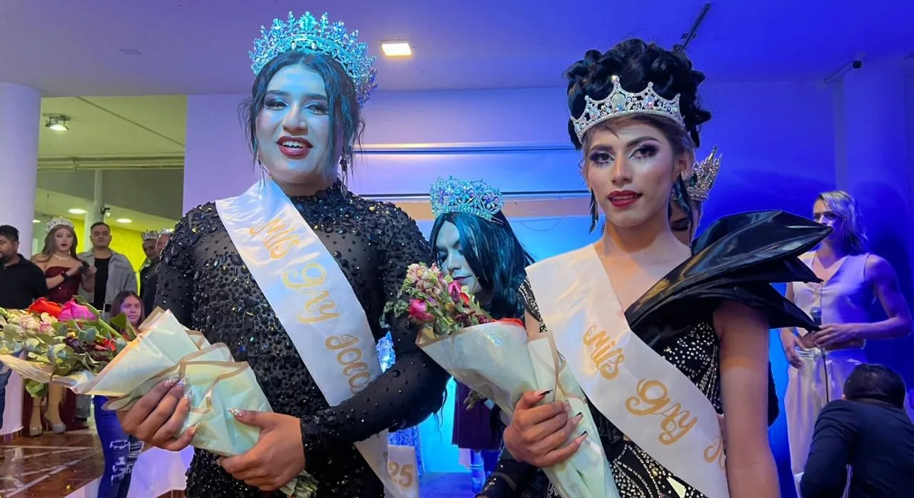 Participantes de Miss Gay 2025 posan tras concluir el certamen realizado en la plaza principal de Jocotepec. Foto: Cortesía.