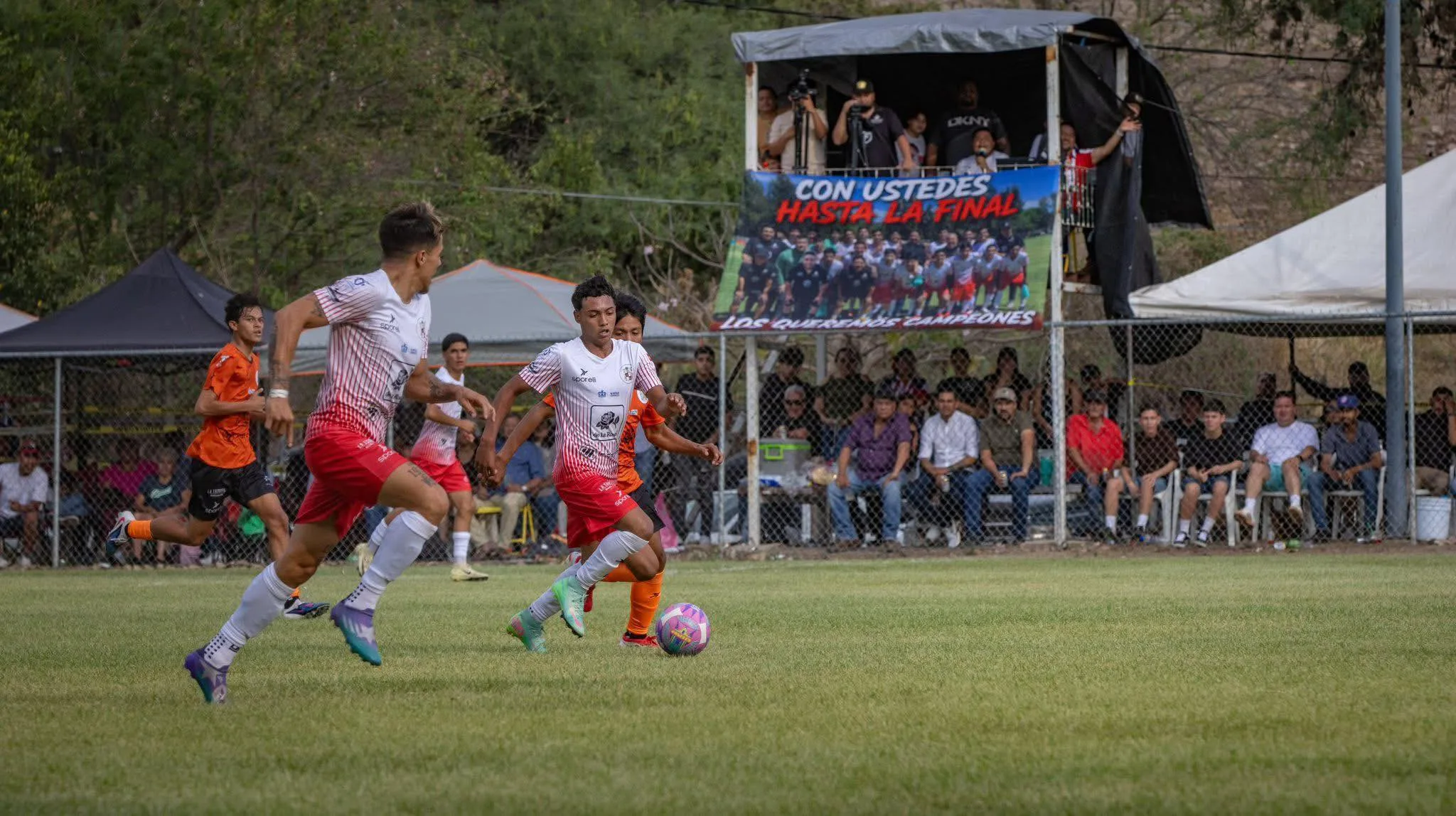Christofer Raygoza Segura, campeón de goleo de la Copa Jalisco 2025, disputa el balón junto a un compañero de la Selección de Ixtlahuacán de los Membrillos, durante el encuentro en el que eliminaron a Tlajomulco de Zúñiga. Foto: cortesía.