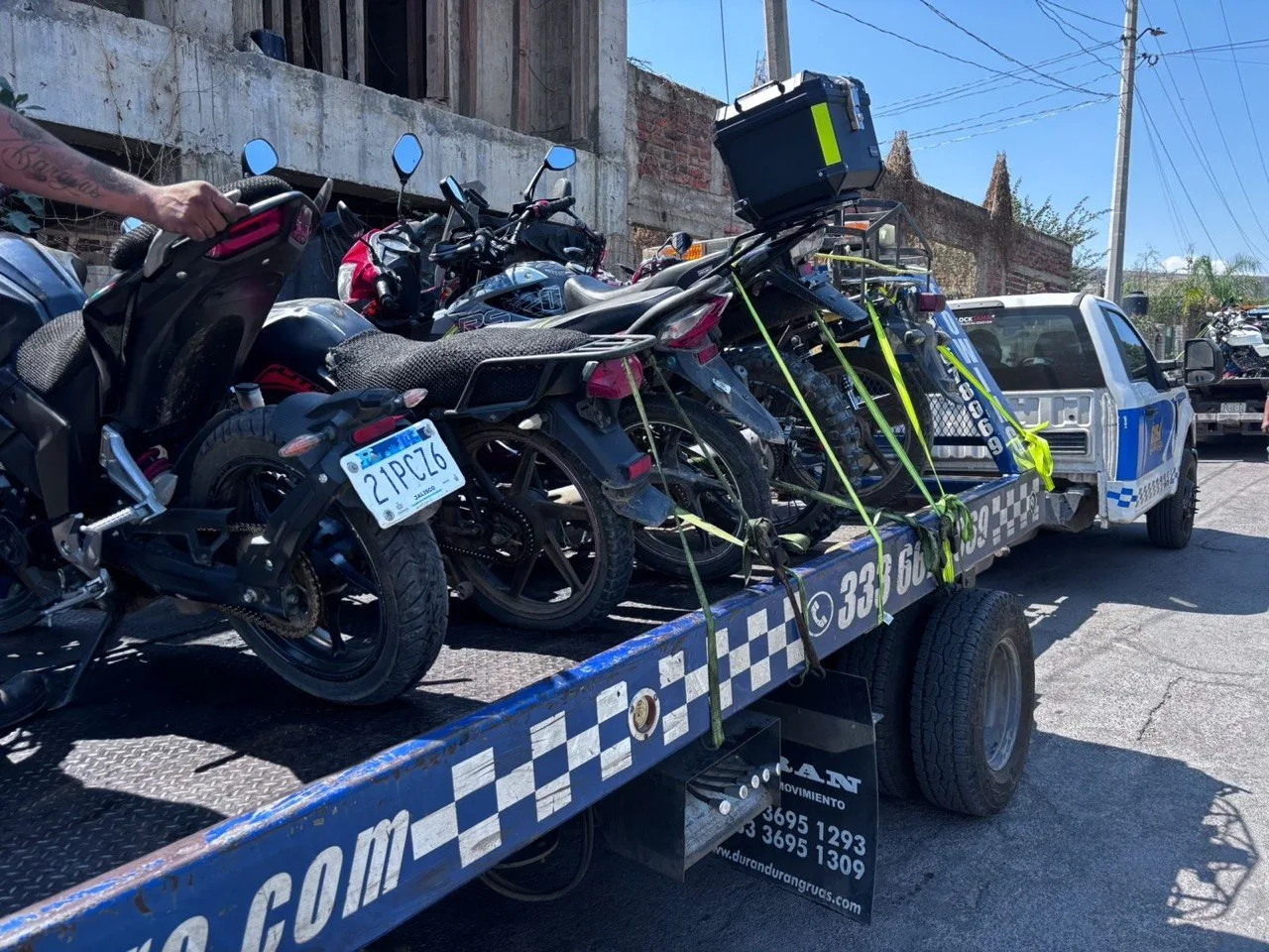 Motocicletas aseguradas sobre la plataforma de una grúa, tras haber cometido infracciones al reglamento de tránsito local. Foto: Cortesía.