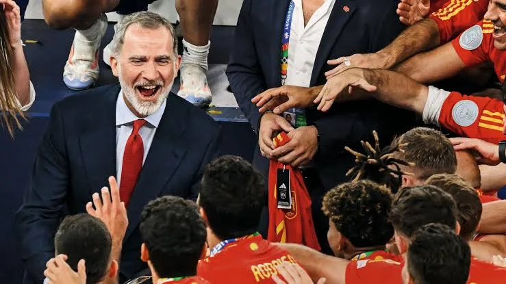El rey de España, Felipe VI, junto a los integrantes de la selección española de fútbol. El monarca viajará a Jalisco para presenciar el encuentro mundialista ante Uruguay en el estadio Akron.