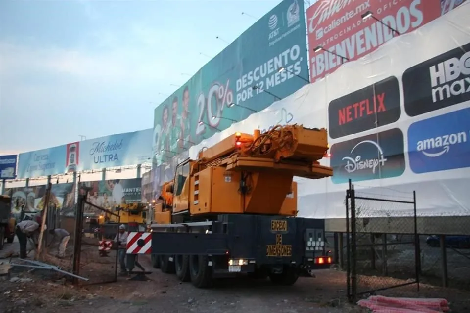 Trabajos para desmontar los anuncios espectaculares en el ingreso al Aeropuerto Internacional de Guadalajara. Foto: Cortesía.