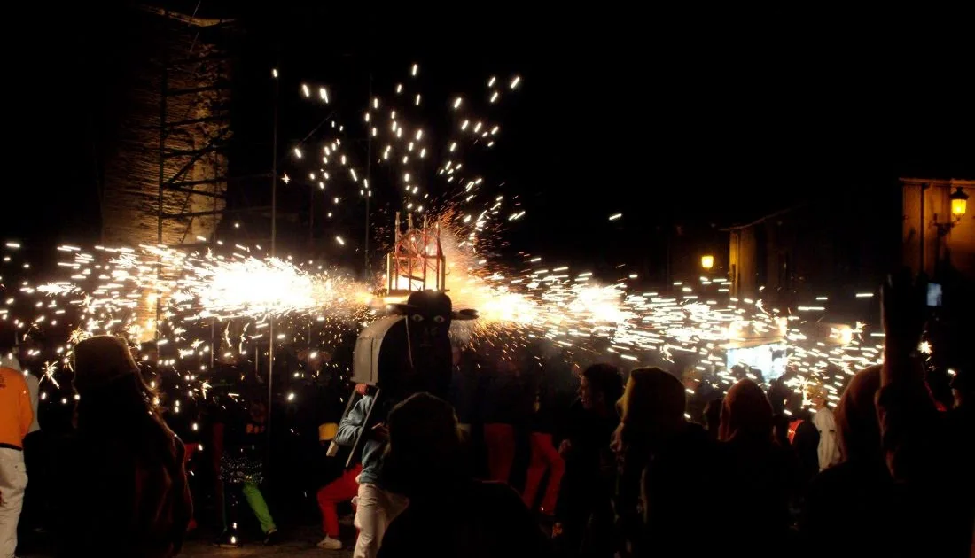 La quema de un tradicional torito pirotécnico ilumina la noche durante una celebración religiosa popular. Esta arraigada expresión cultural combina la devoción comunitaria con el arte de la pirotecnia artesanal. Foto: David Rubio.