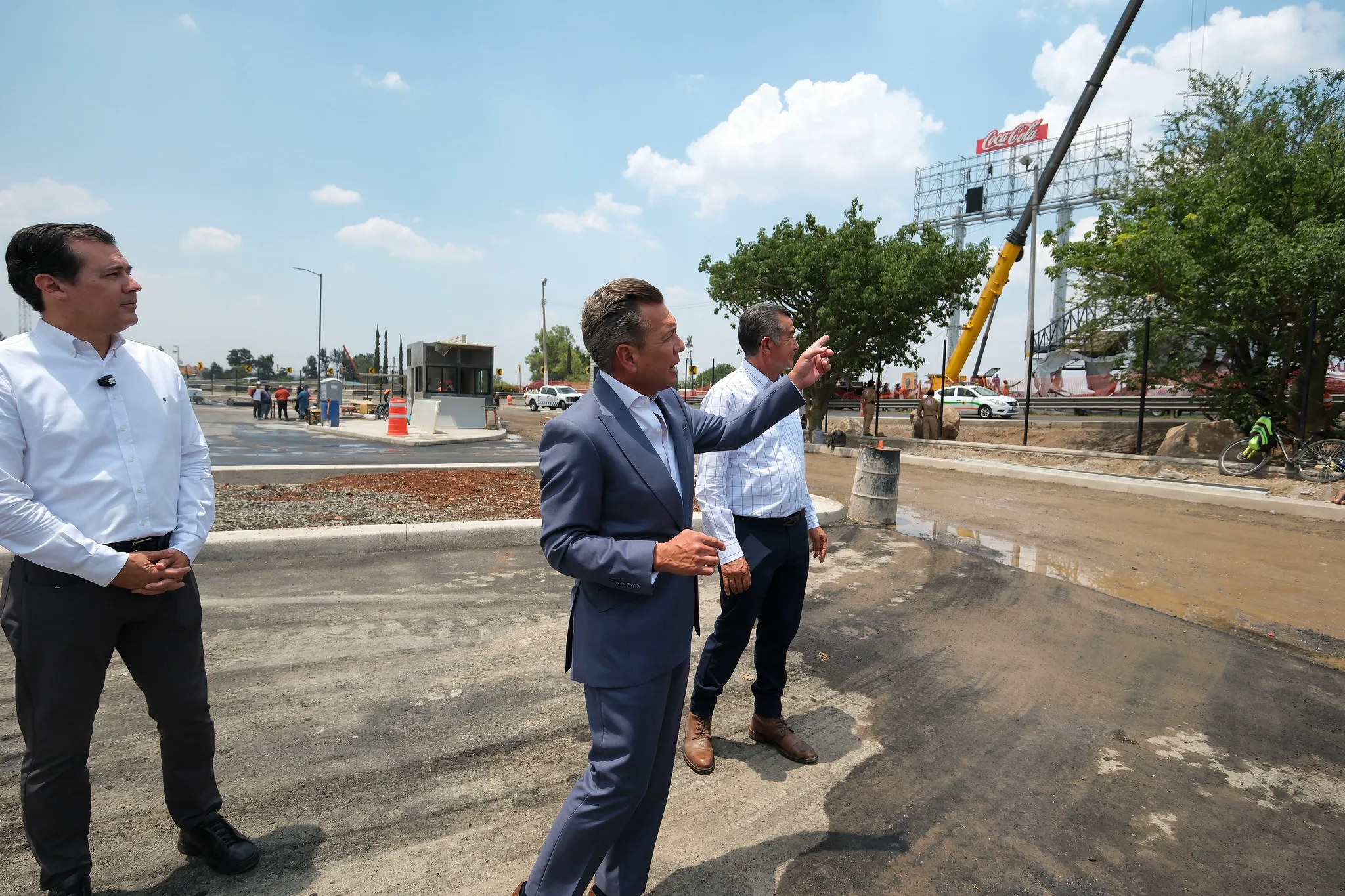 El gobernador de Jalisco, Jesús Pablo Lemus Navarro, durante la supervisión de las obras del nuevo patio para vehículos de plataforma en las inmediaciones del Aeropuerto Internacional de Guadalajara. Foto: Cortesía.