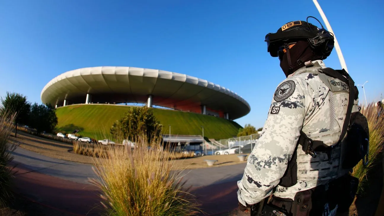 Un elemento de seguridad resguarda los accesos del Estadio Akron en Zapopan. El gobierno estatal desplegará un operativo coordinado con la federación para garantizar la seguridad de tres millones de turistas durante los cuatro partidos mundialistas.