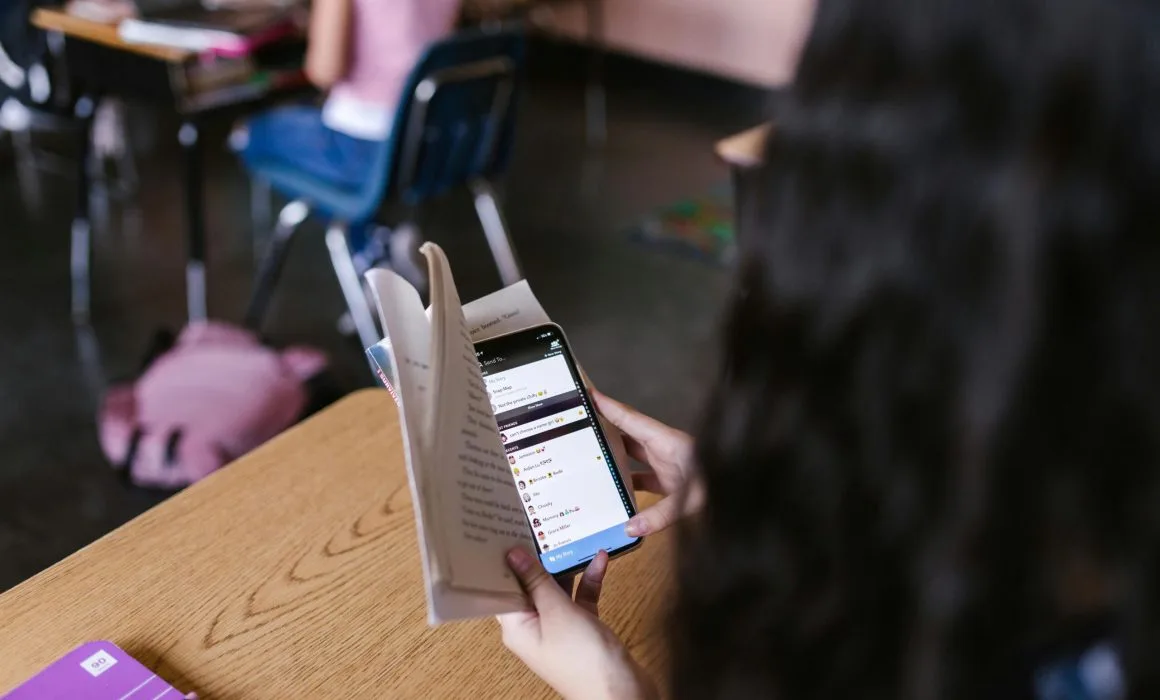 Un estudiante utiliza su teléfono móvil dentro del aula. Tras la aprobación de la "Ley de Pantallas Seguras" en Jalisco, el uso de dispositivos para acceder a redes sociales quedará restringido a fines estrictamente educativos. Foto: Cortesía.