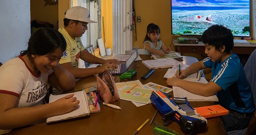 Estudiantes dentro de un plantel escolar presenciando un partido televisado de fútbol. Foto: Cortesía.