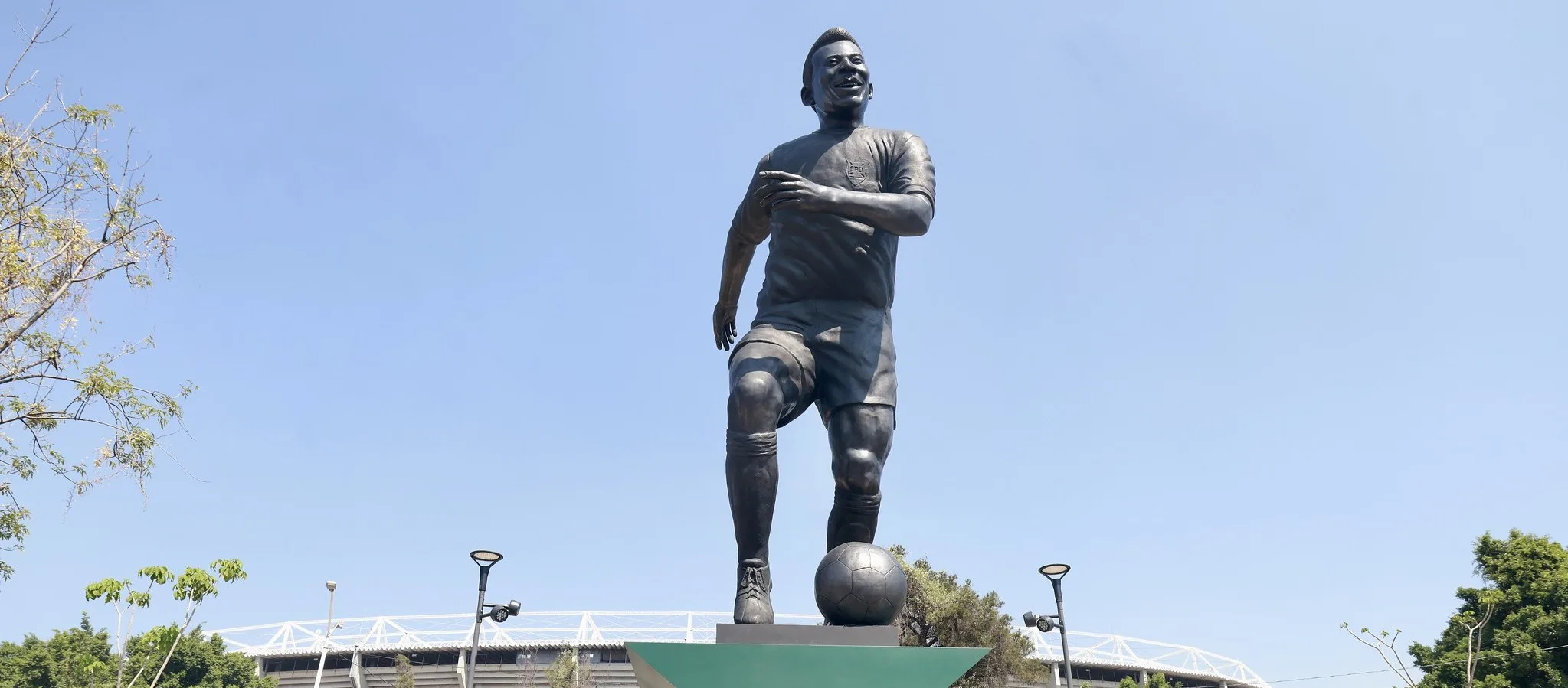 La escultura monumental “La Canarinha”, erigida en honor al exfutbolista brasileño Edson Arantes do Nascimento, “Pelé”, adorna la nueva plazoleta frente al Estadio Jalisco en Guadalajara. Foto: Cortesía.