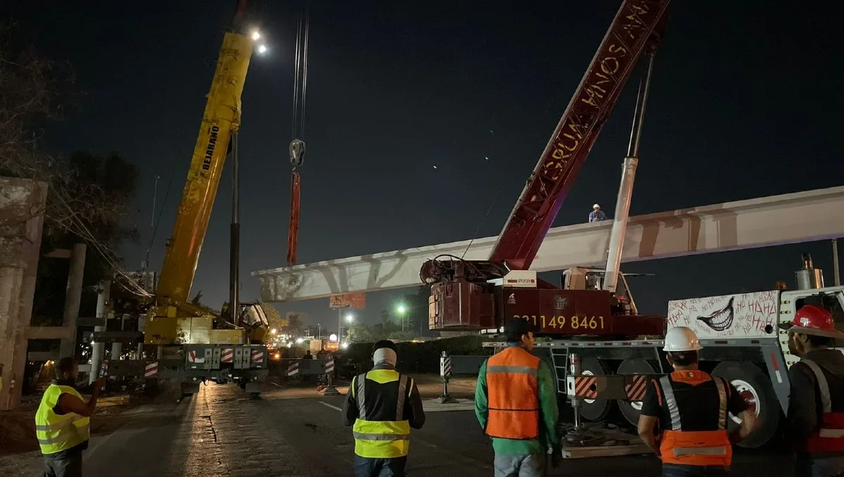 Obreros y maquinaria pesada realizan el montaje de la nueva estructura vial sobre la carretera Chapala-Guadalajara, cuyos trabajos mantendrán restricciones a la circulación hasta el sábado. Foto: Cortesía.