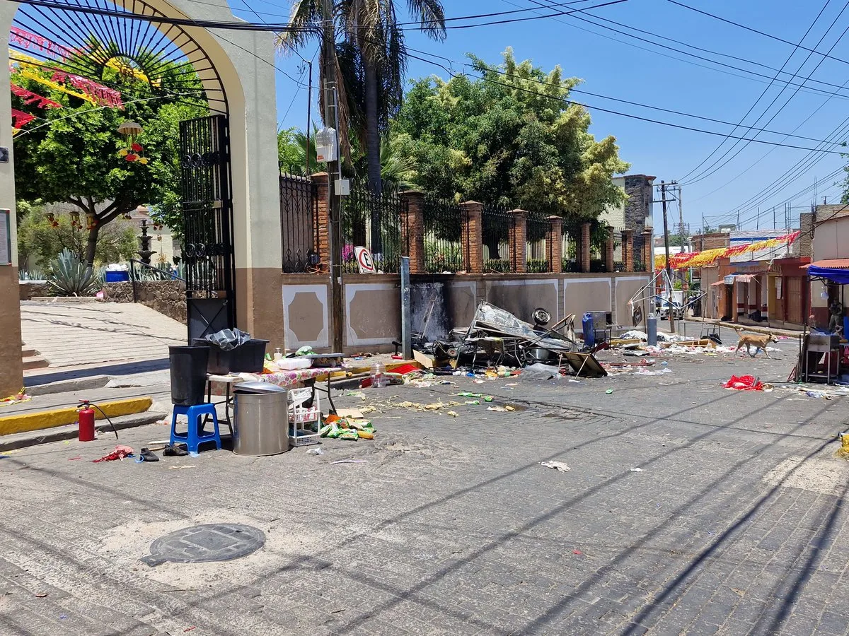 Aspecto de la plaza principal de Amatitán al día siguiente de la explosión de pirotecnia que dejó un saldo de cuatro fallecidos y varios heridos durante las fiestas patronales. Foto: Román Ortega.