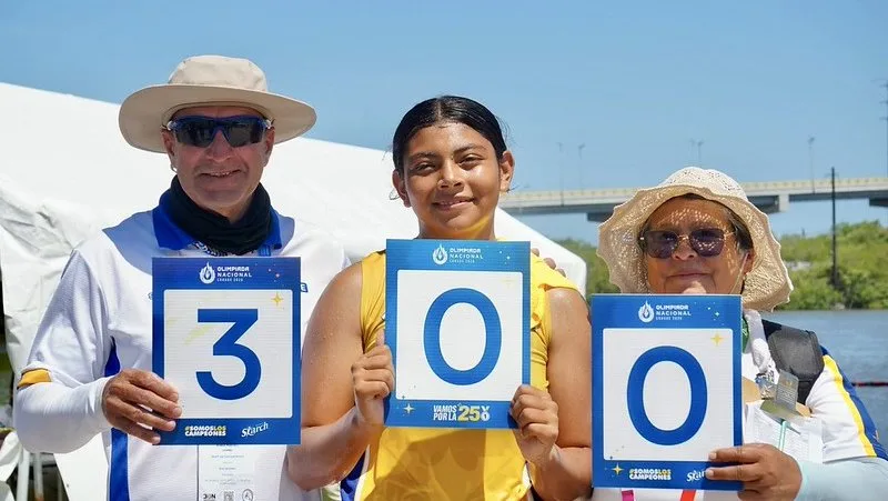 Evelyn Cerón, ganadora en canotaje individual, aparece acompañada de su familia mientras sostiene unas hojas con el número 300, celebrando la histórica medalla de oro para Jalisco en los Nacionales CONADE 2026.